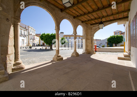Vue de la place de la municipalité de Crato (Portugal), vu de dessous de la célèbre musée Grão-Avant d'une véranda. Banque D'Images