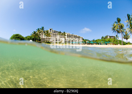 Un sur/sous l'eau photo de la l'hôtel depuis l'Princeville Baie d'Hanalei. Princeville, Baie d'Hanalei, Kauai, Hawaii USA. Banque D'Images