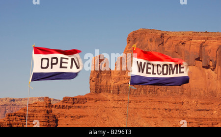 Ouvrir et accueillir les drapeaux sont fouettée par un vent fort en face de la télévision mesa de Monument Valley Navajo Nation Banque D'Images
