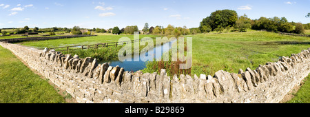 La rivière Colne au Cotswold village de Coln Rogers, Gloucestershire Banque D'Images