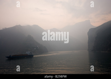 Transport du charbon par bateau dans la région des Trois Gorges du Fleuve Yangtze Chine Banque D'Images