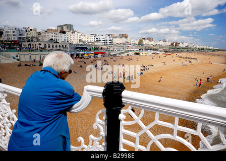 Front de mer de Brighton en été à l'égard de Kemp Town Brighton East Sussex England UK Banque D'Images