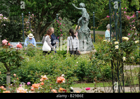 Les gens dans le Parc : Un groupe de jeunes étudiantes à la recherche de la statue en bronze de Peter Pan récemment restauré. Banque D'Images