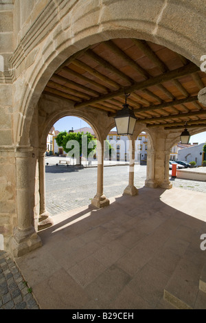 Vue de la place de la municipalité de Crato (Portugal), vu de dessous de la célèbre musée Grão-Avant d'une véranda. Banque D'Images