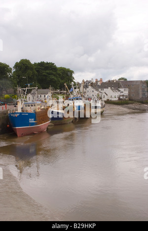 Les bateaux de pêche amarrés au port Kirkudbright sur rivière Dee avec Tide à Dumfries et Galloway Ecosse Royaume-Uni UK Banque D'Images