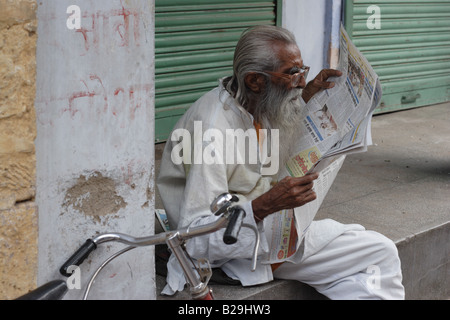 Un vieil homme lisant le journal, Jodhpur, Inde. Banque D'Images