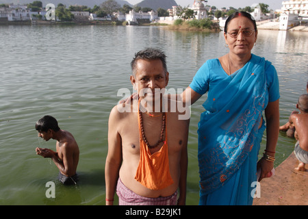 Ghats baignade à Pushkar, Inde. Une famille de l'état du Bihar au cours du pèlerinage hindou. Banque D'Images
