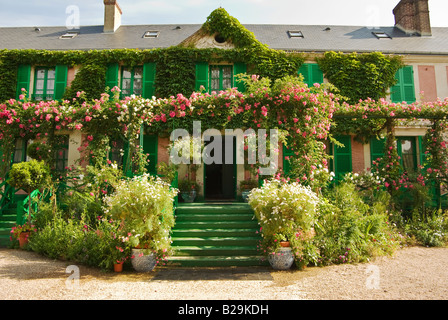 La maison de Claude Monet à Giverny et les étapes avec des fleurs Banque D'Images