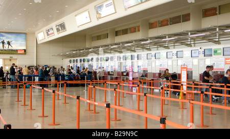 Vérifier dans un bureau à l'aéroport John Lennon de Liverpool UK Banque D'Images