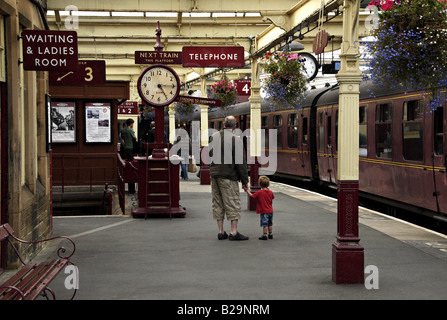 Place attendant le train Gare Ilkley Keighley Worth Valley Railway Yorkshire County Pays UK Banque D'Images