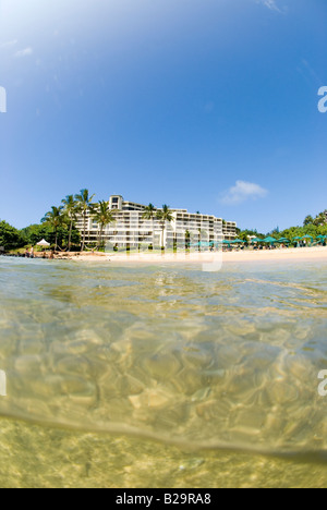 Un sur/sous l'eau photo de la l'hôtel depuis l'Princeville Baie d'Hanalei. Princeville, Baie d'Hanalei, Kauai, Hawaii USA. Banque D'Images