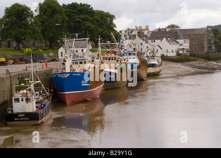 Les bateaux de pêche amarrés au port Kirkudbright sur rivière Dee avec Tide à Dumfries et Galloway Ecosse Royaume-Uni UK Banque D'Images