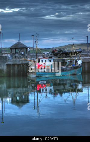 Bateau de pêche Cornwall Padstow réflexion Banque D'Images