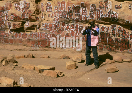 Peintures de Roche sur le grand village de Songo vault Pays Dogon MALI Banque D'Images