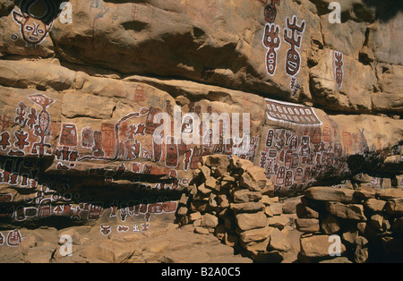 Peintures de Roche sur le grand village de Songo vault Pays Dogon MALI Banque D'Images