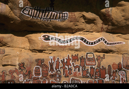 Peintures de Roche sur le grand village de Songo vault Pays Dogon MALI Banque D'Images