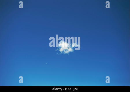 Single white puffy nuage dans le ciel bleu Banque D'Images