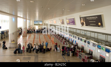 Vérifier dans un bureau à l'aéroport John Lennon de Liverpool UK Banque D'Images