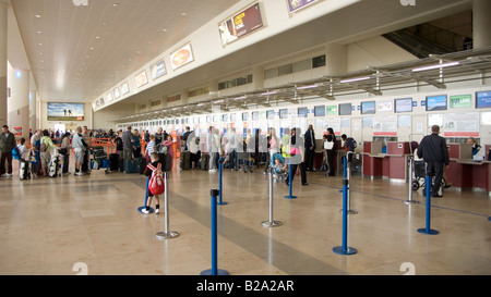 Vérifier dans un bureau à l'aéroport John Lennon de Liverpool UK Banque D'Images