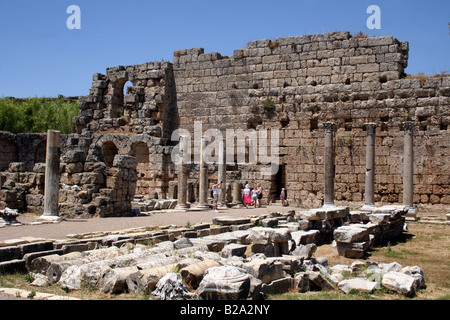 Les touristes ENTREZ LE DOMAINE BAIGNOIRE À PERGE, Turquie. Banque D'Images