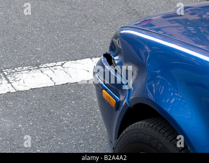 Automobile avec aile bosselée Banque D'Images