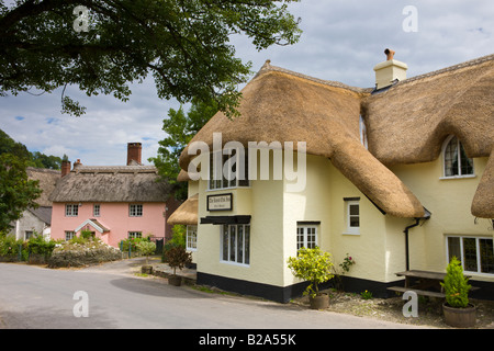 La Royal Oak Inn et village de Winsford Exmoor National Park Angleterre Somerset Banque D'Images