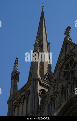 Façade de la cathédrale de Peterborough sur une journée ensoleillée Banque D'Images