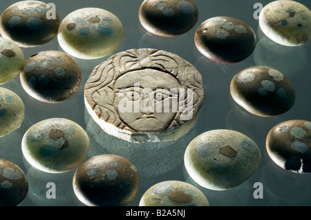 Romano-decoated compteurs de jeu en verre entourant le visage de Méduse sculptés dans l'os. 4ème ANNONCE de siècle Kent, Angleterre. Banque D'Images