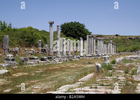 La Chaussée romaine et la colonnade EN PERGE, Turquie. Banque D'Images