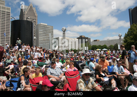 Une foule rassemblée le long de la rivière Détroit, près de Hart Plaza pour l 2008 Red Bull Air Race World Series. Banque D'Images