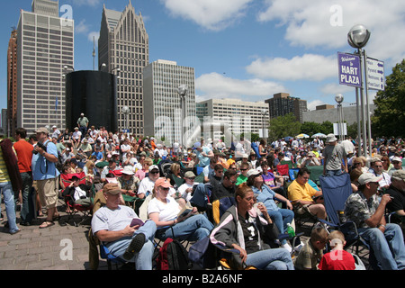 Une foule rassemblée le long de la rivière Détroit, près de Hart Plaza pour l 2008 Red Bull Air Race World Series. Banque D'Images