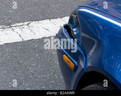 Automobile avec aile bosselée Banque D'Images