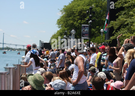 Une foule rassemblée le long de la rivière Détroit, près de Hart Plaza pour l 2008 Red Bull Air Race World Series. Banque D'Images