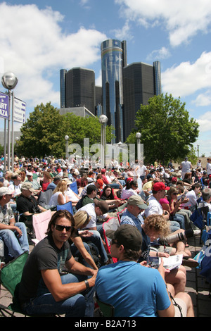 Une foule rassemblée le long de la rivière Détroit, près de Hart Plaza pour l 2008 Red Bull Air Race World Series. Banque D'Images