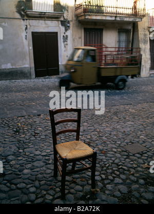 Une seule vieille chaise en bois dans les petites rues de Tropea Calabre Italie Banque D'Images