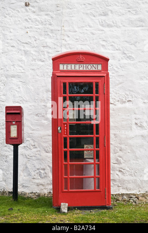 La cabine téléphonique rouge et rural post box à côté de mur blanc, Ecosse Banque D'Images