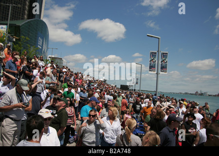 Une foule rassemblée le long de la rivière Détroit, près de Hart Plaza pour l 2008 Red Bull Air Race World Series. Banque D'Images