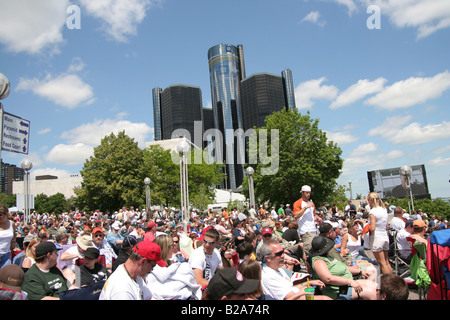 Une foule rassemblée le long de la rivière Détroit, près de Hart Plaza pour l 2008 Red Bull Air Race World Series. Banque D'Images