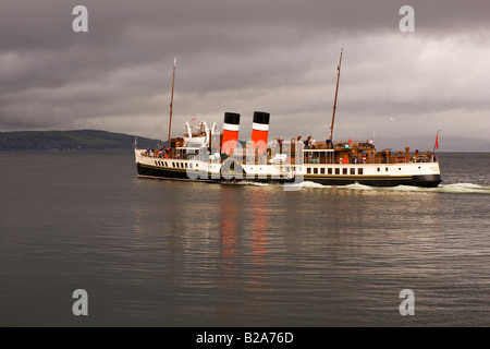 PS Waverley quitte Dunoon sur la rivière Clyde, en Écosse Banque D'Images