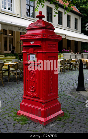 Post box rouge, Bruges, Brugge Flandre occidentale, Belgique Europe Banque D'Images