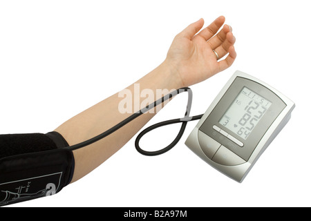 Contrôle de la pression artérielle avec un système électronique de mesure de pression artérielle (sphygmomanomètre) équipement isolé sur fond blanc Banque D'Images
