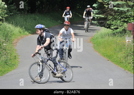 Un groupe de jeunes Cyclist's profitez d'une belle journée sur les sentiers de la Haute Vallée de Derwent. Banque D'Images