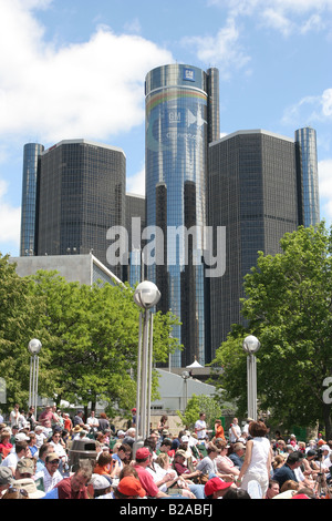 Une foule rassemblée le long de la rivière Détroit, près de Hart Plaza pour l 2008 Red Bull Air Race World Series. Banque D'Images