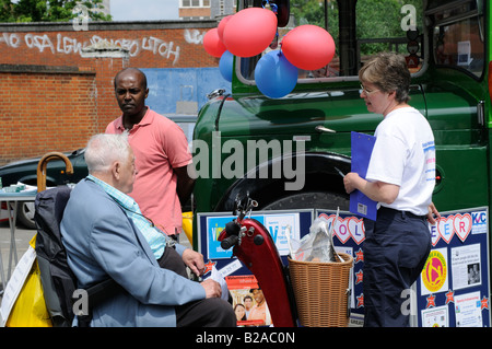 Le recrutement des bénévoles pour les organismes de bienfaisance sur la rue à Kingston London UK Banque D'Images