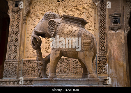 Un éléphant de grès sculpté main décore l'extérieur de l'HAVELI ou maires belle maison à JAISALMER RAJASTHAN INDE Banque D'Images