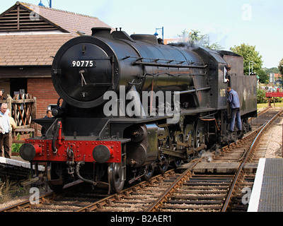 Ministère de la guerre de la Locomotive (DEO) 2-10-0 austérité 90775 LOCOMOTIVE SUR LA VOIE À SHERINGHAM RAILWAY STATION NORFOLK Banque D'Images