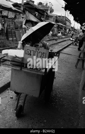 Vendeur alimentaire, plate-forme à la gare de wongwianyai , bangkok , Thaïlande Banque D'Images