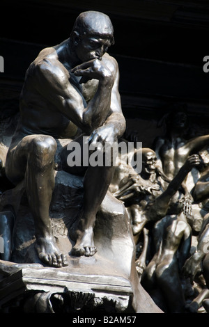 Auguste Rodin - Le penseur sur les portes de l'enfer au Musée d'art de l'ouest parc Ueno Tokyo Japon Banque D'Images