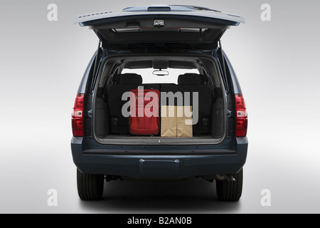 2008 Chevrolet Suburban LT en bleu - Trunk Props Banque D'Images