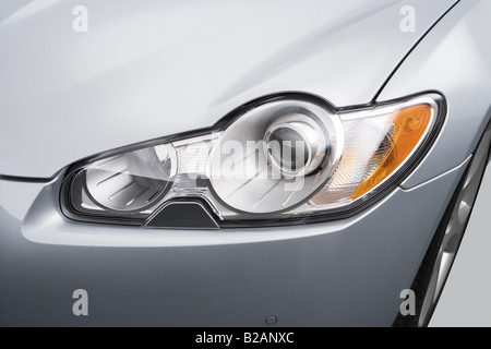 2009 Jaguar XF Supercharged en argent - Phare Banque D'Images